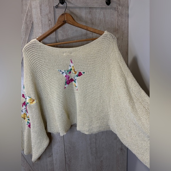 POL Oversized Floral Star Top
Size Small (oversized fit)-Retail $98 - Picture 4 of 9